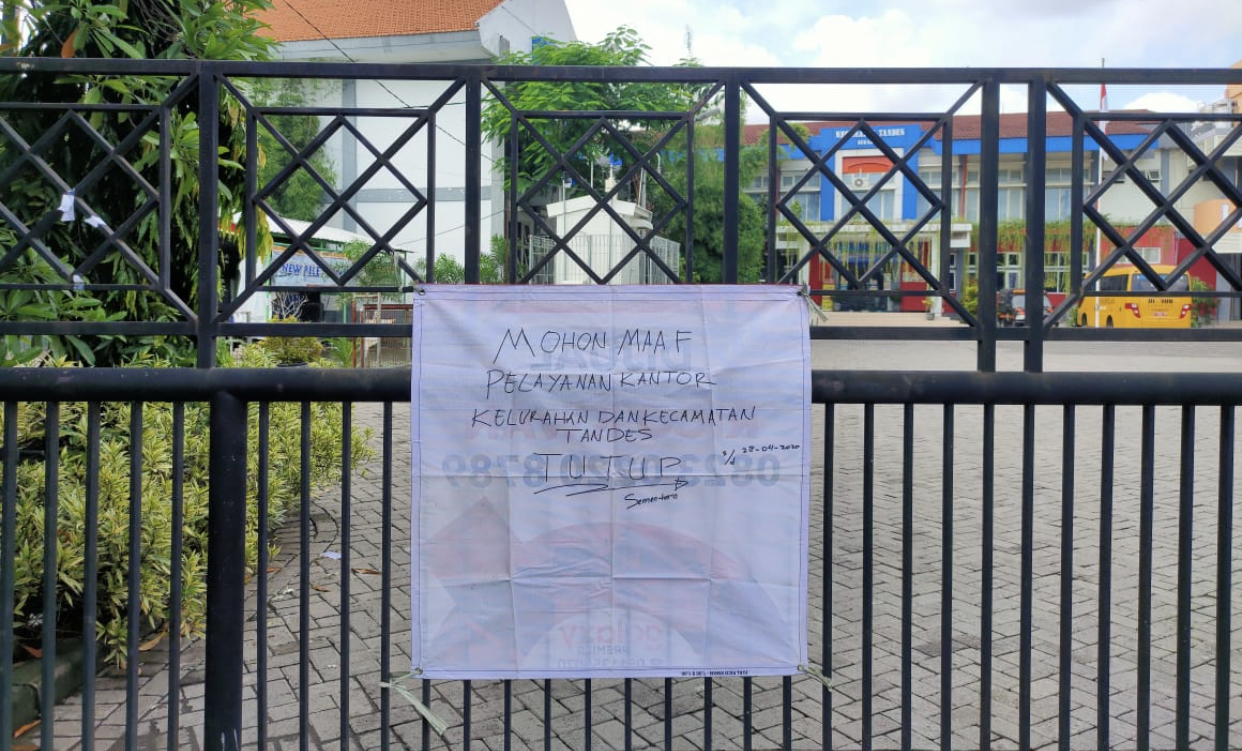 Kantor Kecamatan Tandes ditutup sementara. (Andhi Dwi/Ngopibareng.id)