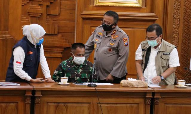 Kapolda Jatim Inspektur Jenderal Polisi Luki Hermawan berencana menerapkan isolasi terbatas di Surabaya. (Foto: Fariz Yarbo/Ngopibareng.id)