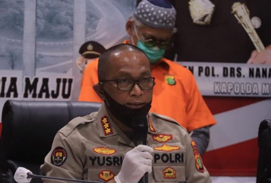 Aktor senior Tio Pakusadewo tertunduk di belakang Kabid Humas Polda Metro Jaya, Kombes Yusri Yunus selama rilis kasus. (Foto: Instagram)