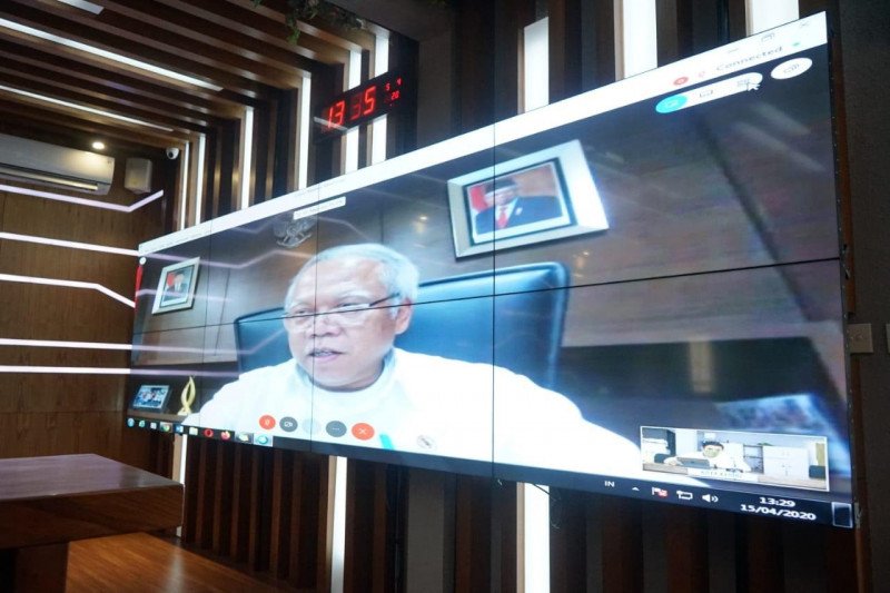 Menteri PUPR Basuki Hadi Muljono saat telekonferensi pembangunan bandara Kediri. (Foto: Antara)