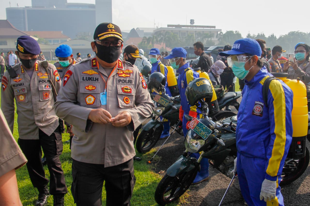 Kapolda Jatim, Irjen Pol Luki Hermawan mengecek kesiapan pasukan penyemprotan di Mapolda Jatim, Surabaya, Kamis 16 April 2020. (Foto: Fariz Yarbo/Ngopibareng.id