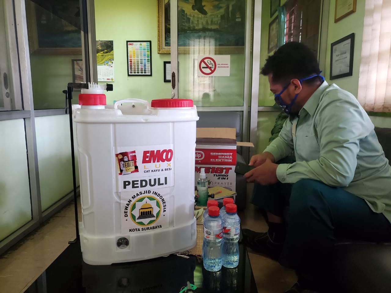 Tim EMCO Peduli dan DMI Kota Surabaya mempersiapkan penyemprotan disinfektan untuk Masjid dan Musholla. (Foto Istimewa)