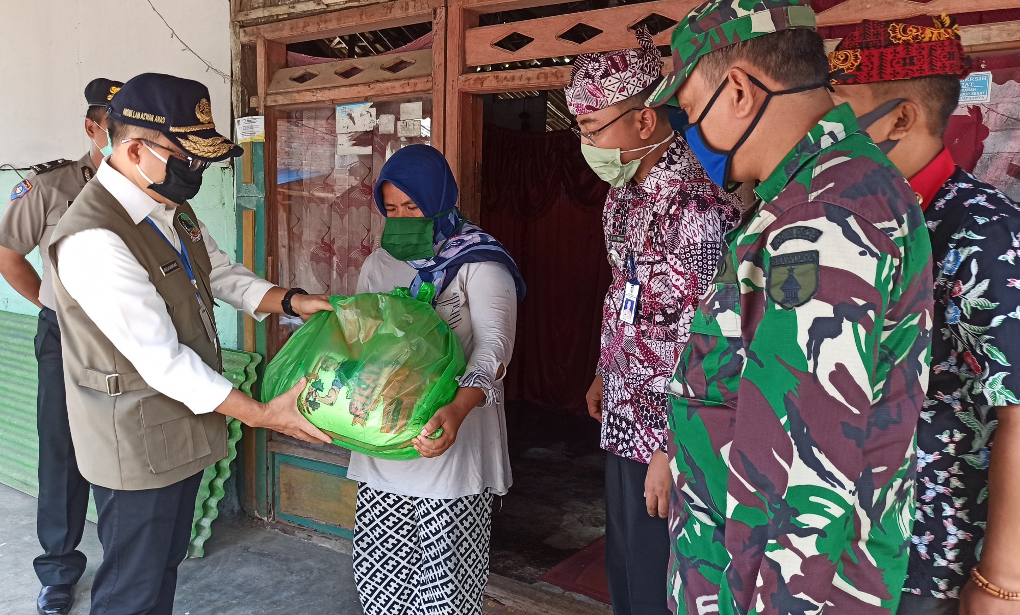 Bupati Banyuwangi menyerahkan sembako hasil gorong-royong ASN Banyuwangi (foto: Hujaini/ngopibareng.id)