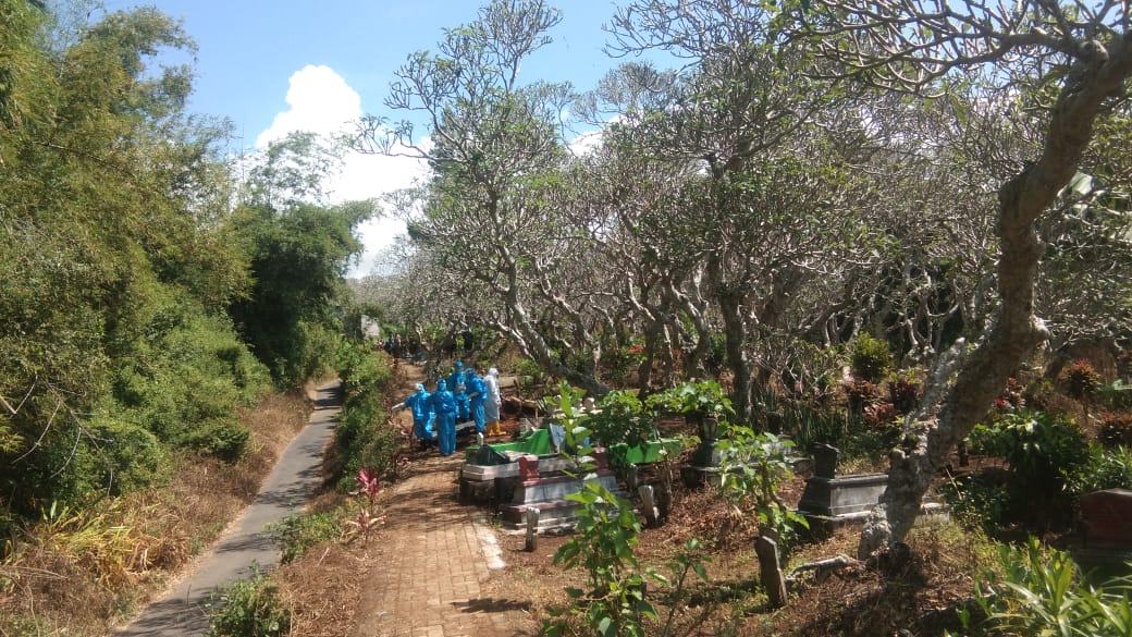 Proses pemakaman jenazah Pasien Dalam Pengawasan (PDP) di Kabupaten Malang (Foto: istimewa)