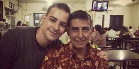 Foto kenangan Riza Shahab bersama sang ayah. (Foto: Instagram)