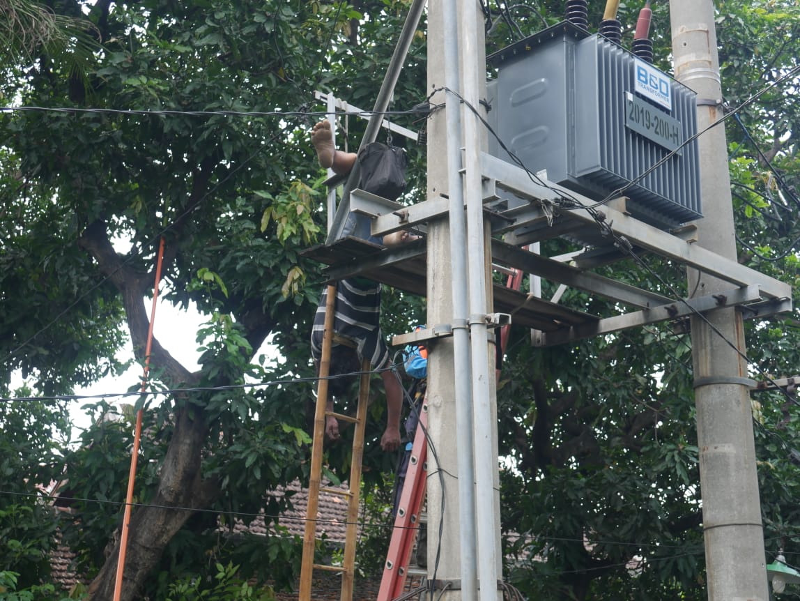Korban tersengat listrik diturunkan dari atas gardu trafo tiang (GTT) PLN di Jrebeng Kidul, Kecamatan Wonoasih, Kota Probolinggo, Jawa Timur. (Foto: Ikhsan Mahmudi/Ngopibareng.id)