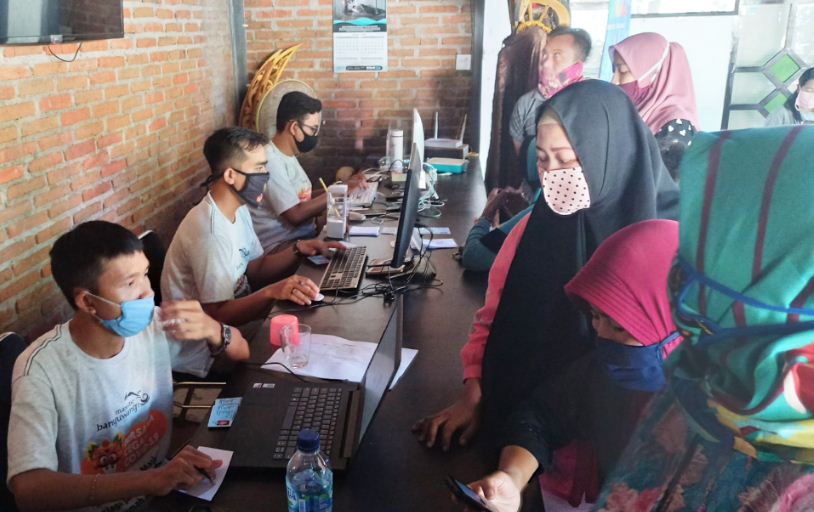 Para pekerja terdampak Covid-19 mendaftar program Kartu Pra Kerja di Kantor Dinas Pariwisata Banyuwangi, Jawa Timur. (Foto: Muh Hujaini/Ngopibareng.id)