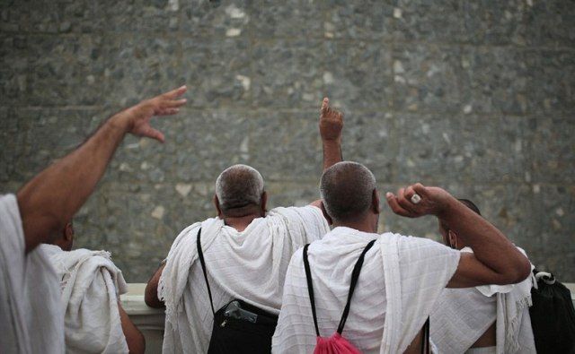 Ilustrasi ritual melempar jumrah dalam rukun ibadah haji di Mekkah. (Foto: Dok/Ngopibareng.id)