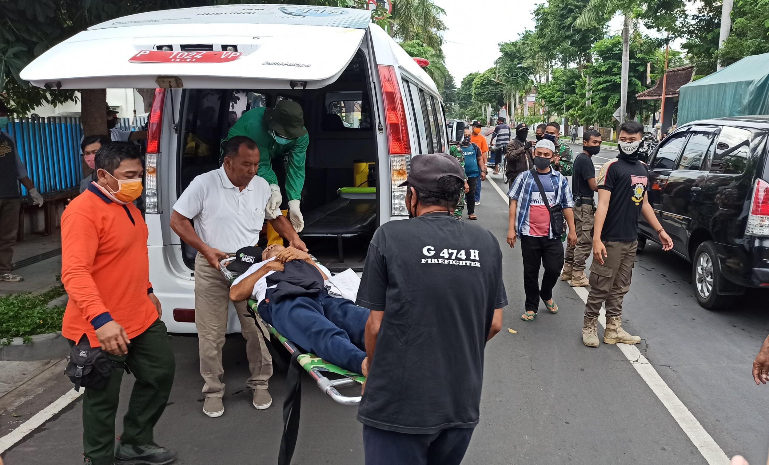 Petugas mengevakuasi tukang becak yang meninggal di Jalan. A. Yani (foto: Hujaini/ngopibareng.id)