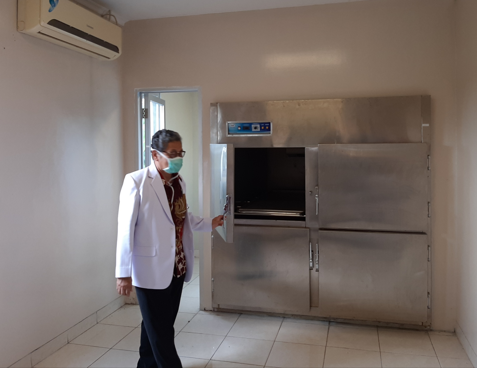 Prof Nasron saat menunjukan ruang jenazah yang digunakan untuk pasien covid-19. (Foto: Pita/Ngopibareng.id)
