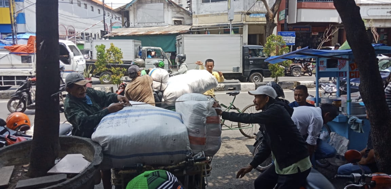 Sebagian pedagang Pasar Kapasan Surabaya tengah menata kembali barang dagangannya. (Foto: Dok. Pemkot Surabaya)