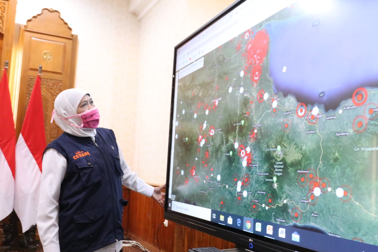 Gubernur Jawa Timur Khofifah Indar Parawansa saat melihat peta persebaran Covid-19 di Jawa Timur. (Foto: Alief Sambogo/Ngopibareng.id)