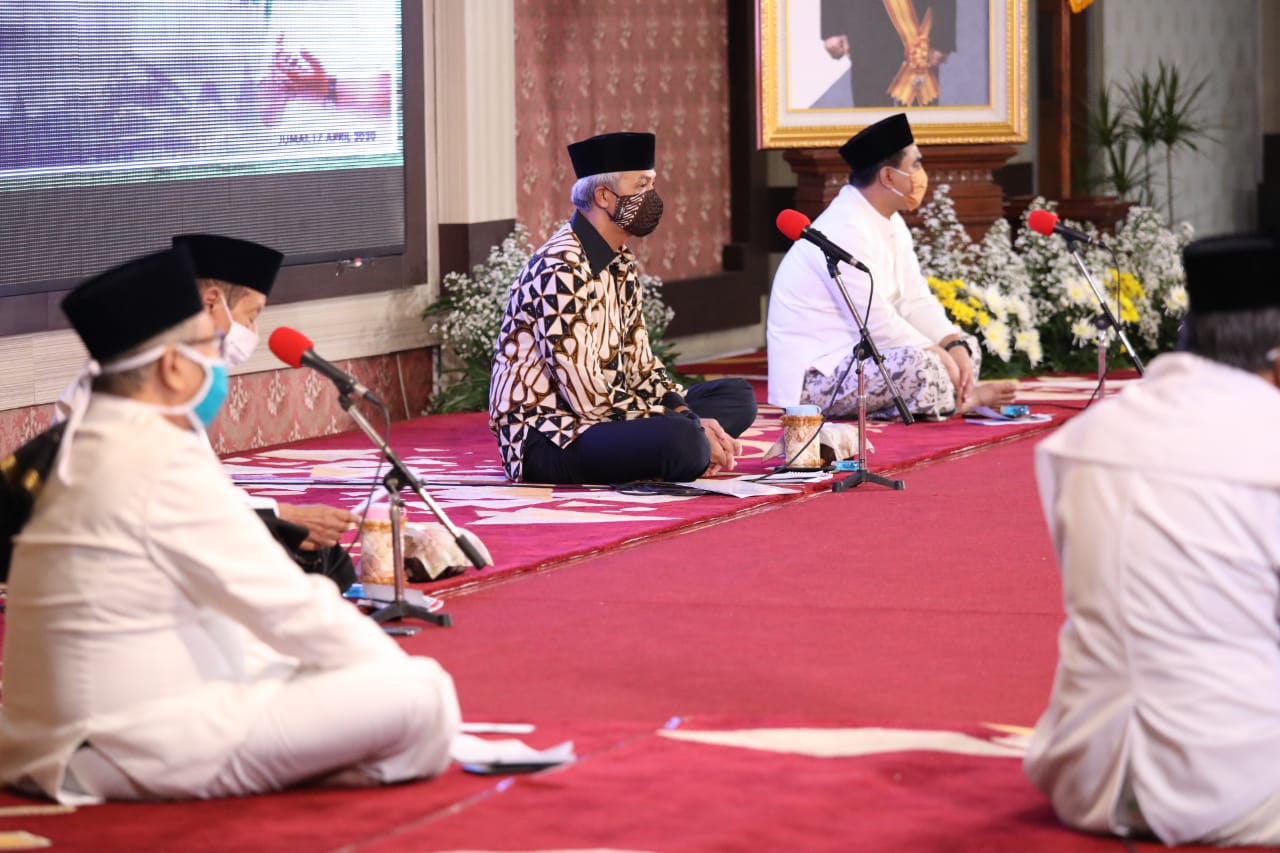 Gubernur Jawa Tengah Ganjar Pranowo saat mengikuti Istigotsah Online. (Foto: Dok/Ngopibareng.id)