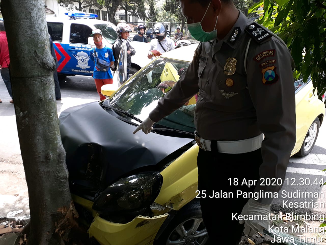 Mobil Brio yang menabrak pohon di Jalan Panglima Sudirman, Kota Malang (Foto: istimewa)