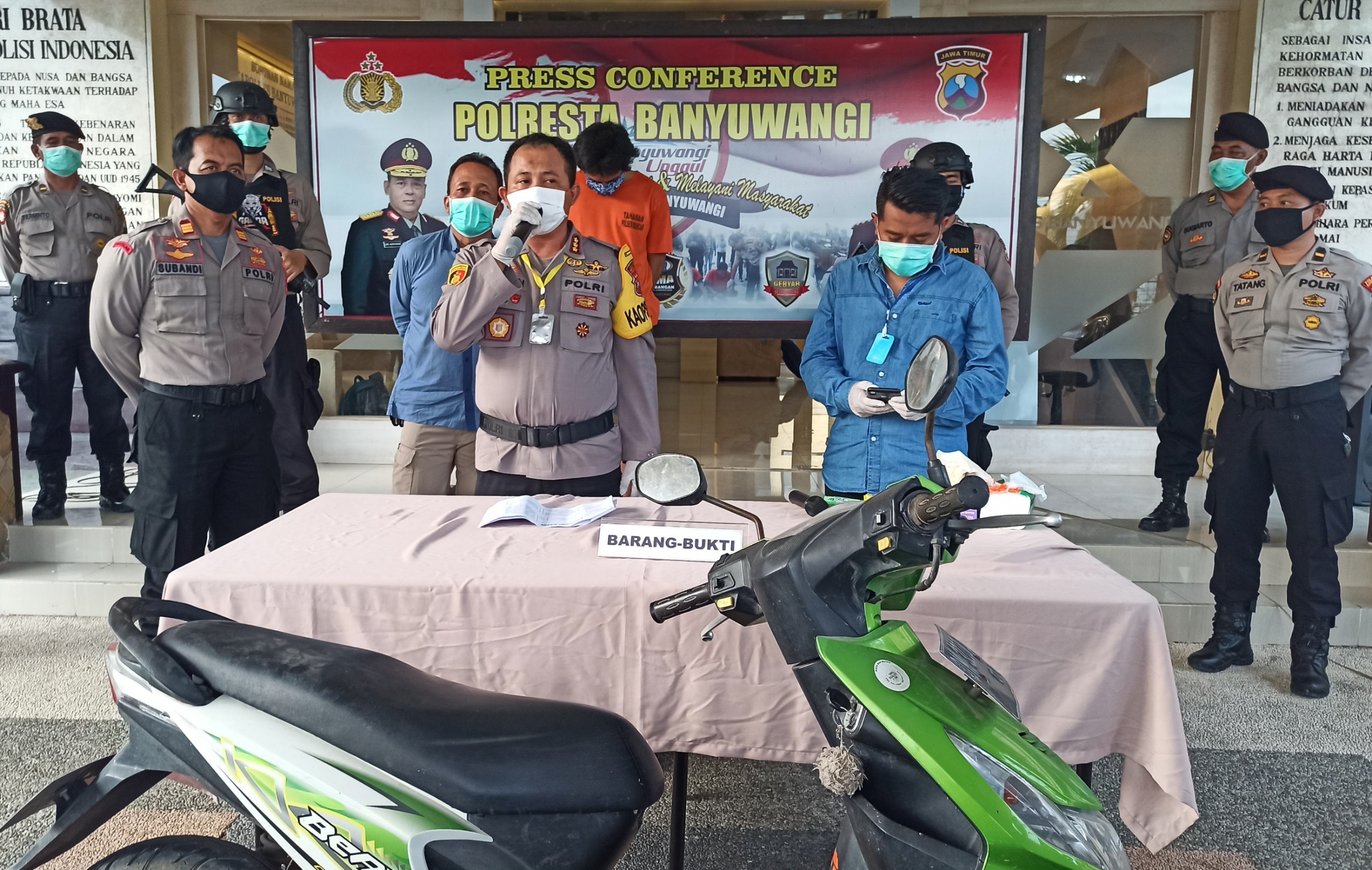 Kapolresta Banyuwangi Kombespol Arman Asmara Syarifuddin menunjukkan barang bukti sepeda motor yang diamankan dari pelaku (foto: Hujaini/ngopibareng.id)