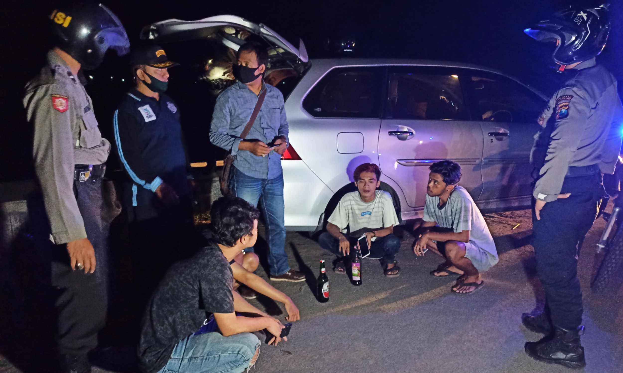 Petugas mengamankan empat orang yang kedapatan pesta minuman keras (Foto: Hujaini/ngopibareng.id)