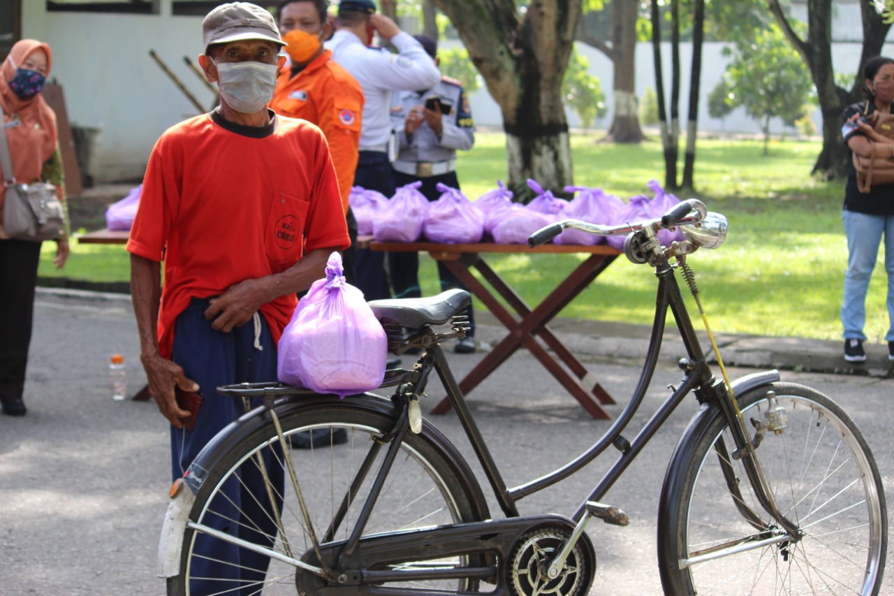 Warga Jawa Tengah mendapatkan bingkisan sembako dari pemerintah. (Foto: Dok/Ngopibareng.id)