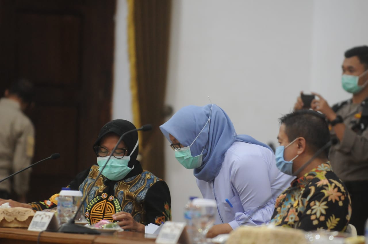Walikota Surabaya Tri Rismaharini saat menghadiri rapat di Gedung Grahadi. (Foto: Alief Sambogpo/Ngopibareng.id)