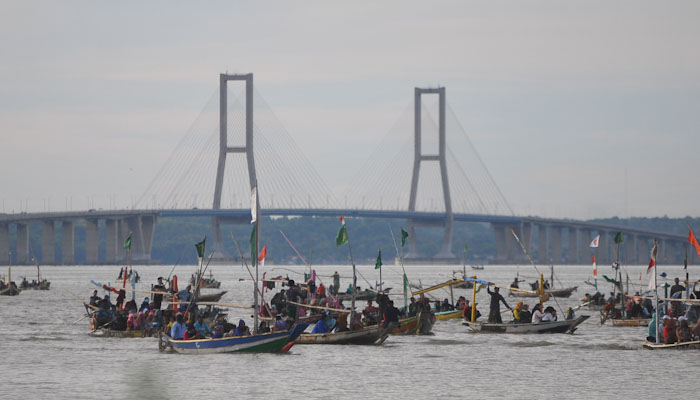 Ratusan perahu saat ikut tradisi melantuntan sholawat Burdah di atas Selat Madura. (Foto: Erfan Haransyah/Ngopibareng.id)