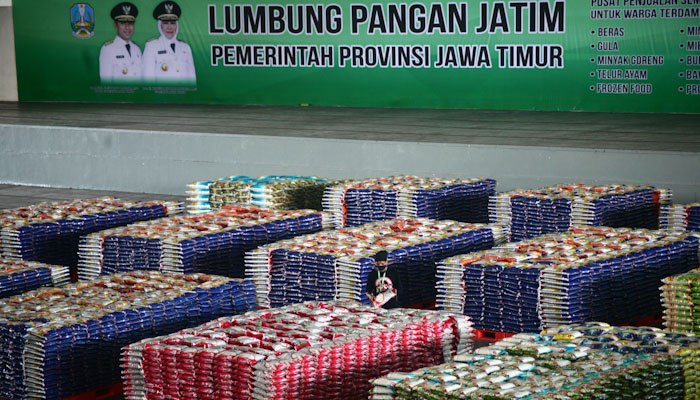 Petugas mempersiapkan bahan makanan pokok untuk di jual di Lumbung Pangan Jatim, di JX International, Surabaya, 21 April 2020. (foto : Erfan Haransyah/ngopibareng.id)