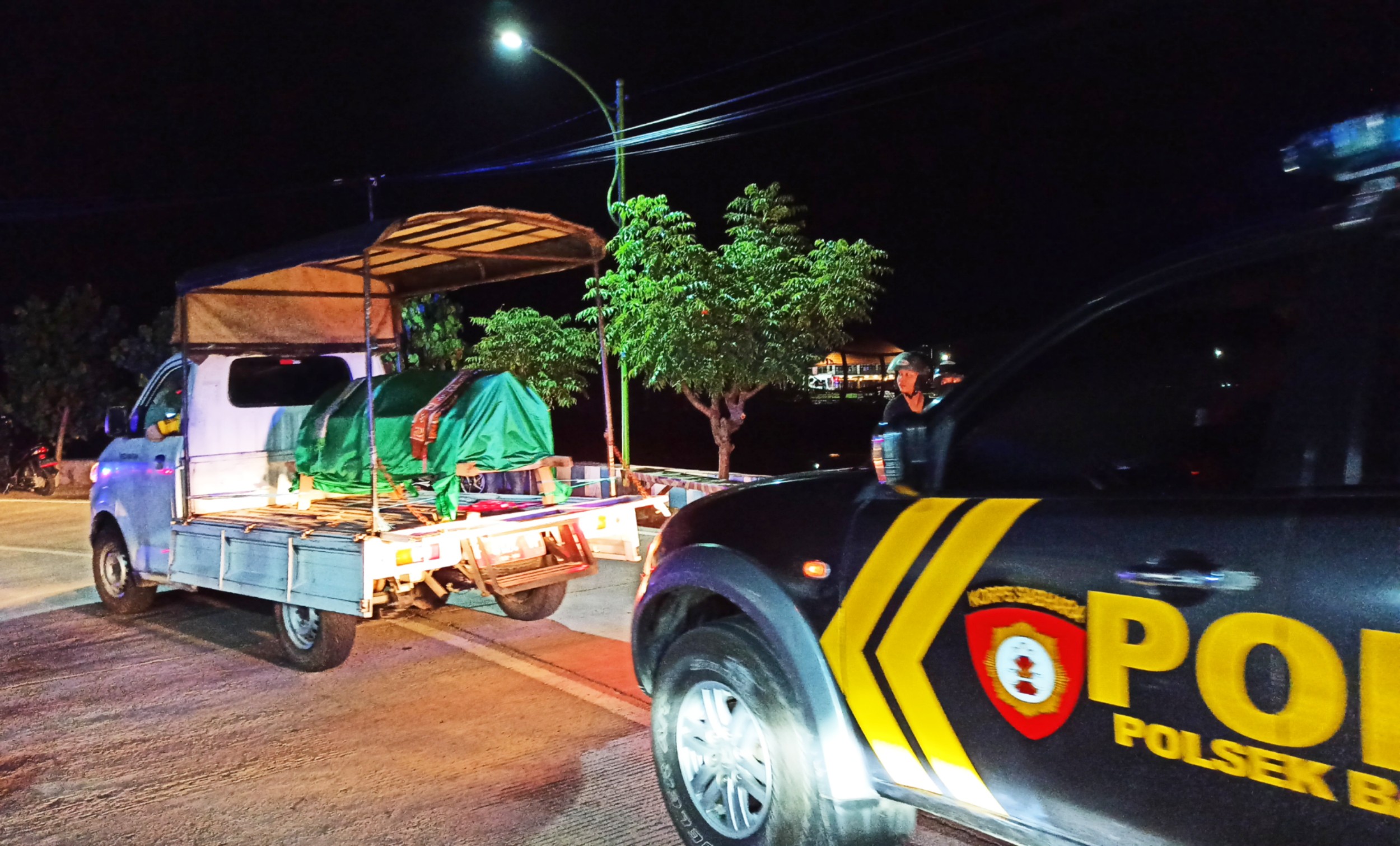 Mobil bak terbuka membawa keranda untuk mengingatkan masyarakat mengenai bahaya Covid-19 (foto: Hujaini/Ngopibareng.id)