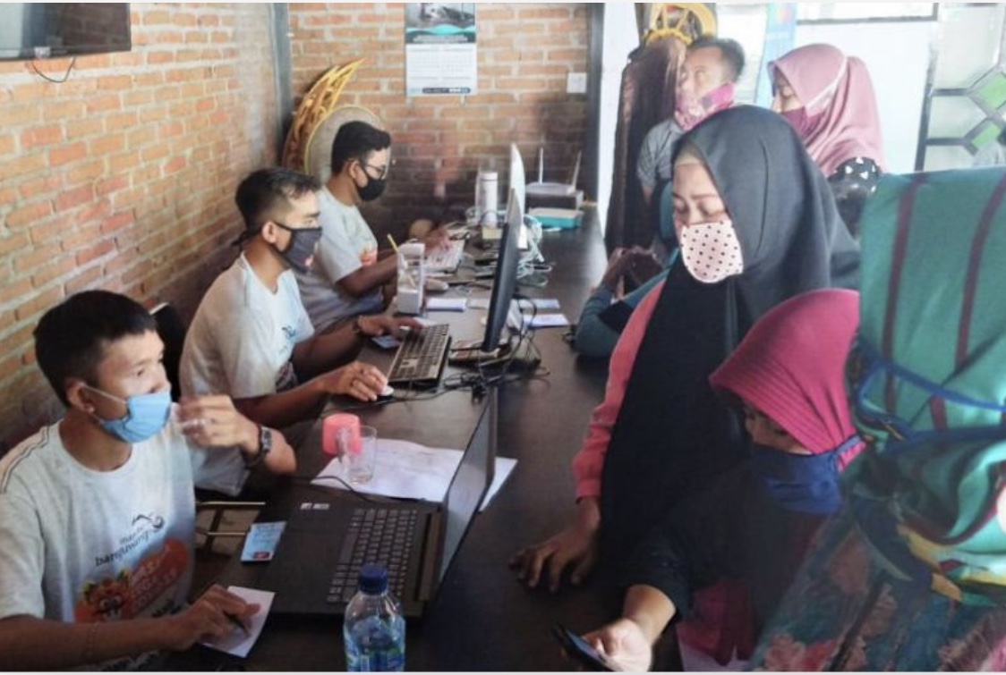 Para pekerja terdampak Covid-19 mendaftar program Kartu Pra Kerja di Kantor Dinas Pariwisata Banyuwangi, Jawa Timur. (Foto: Muh Hujaini/Ngopibareng.id)