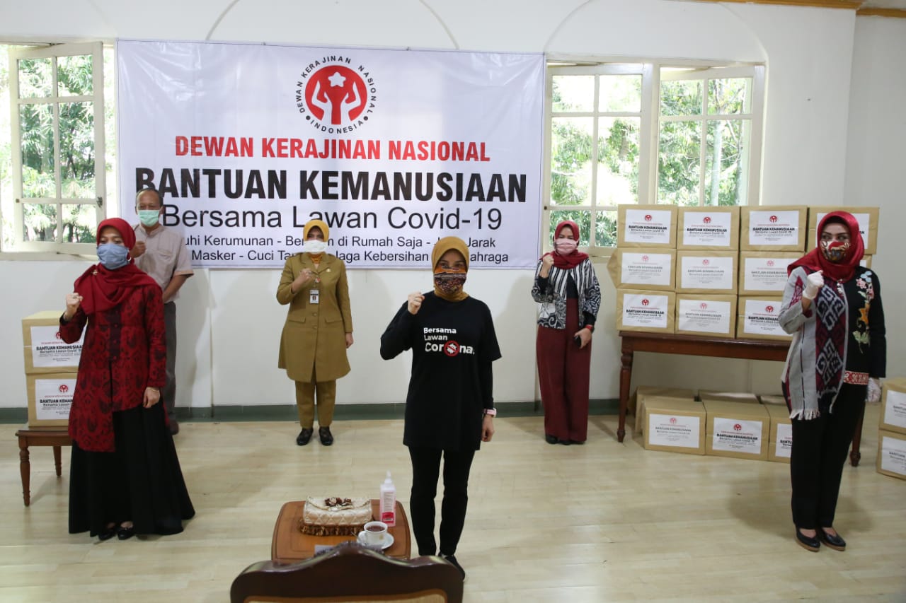 Ketua Dekranasda Jawa Tengah, Siti Atikoh Ganjar Pranowo, ketika memberikan bantuan paket sembako. (Foto: Dok/Ngopibareng.id)