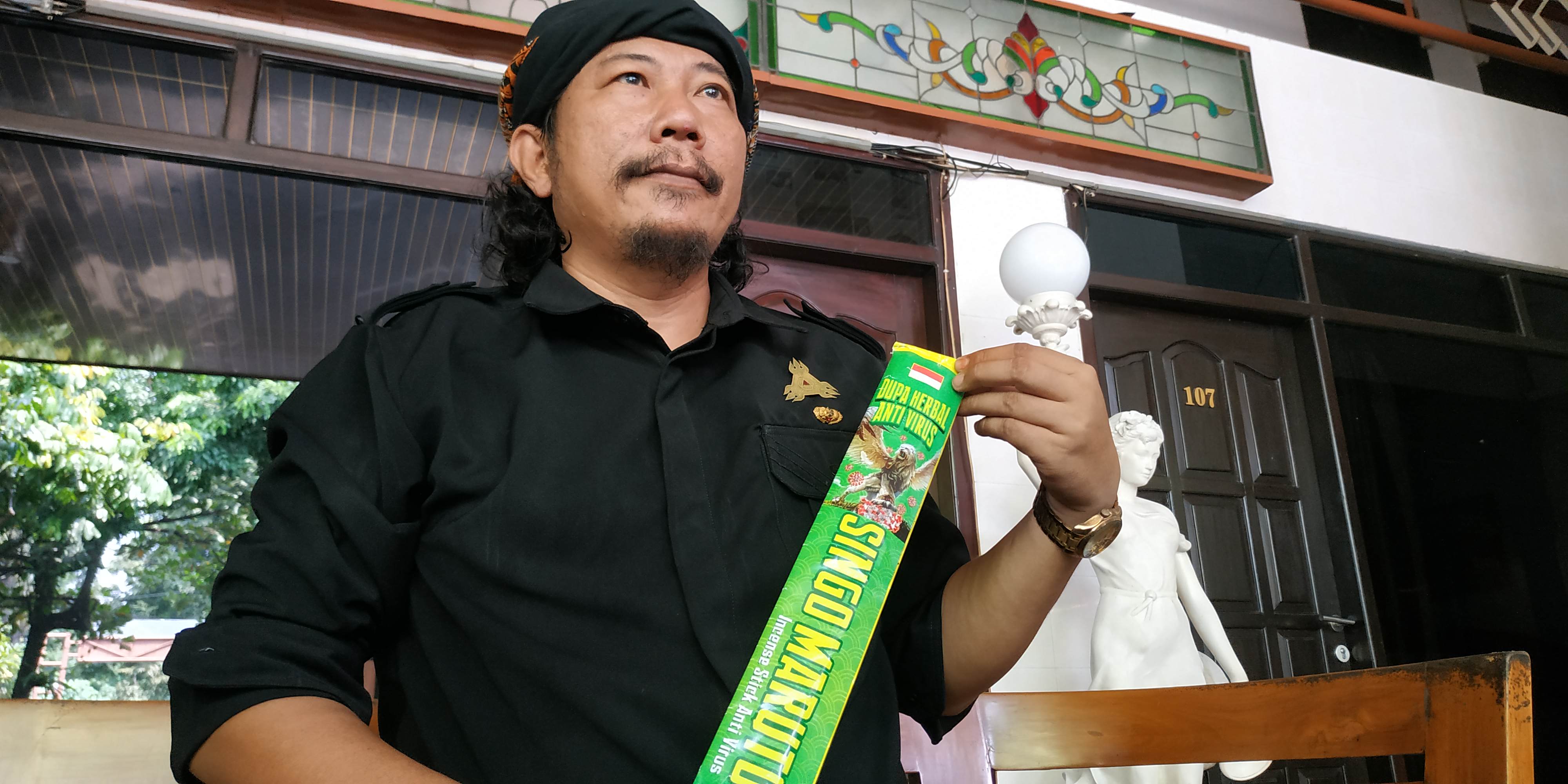 Samsul Yudoyono, budayawan asal Jombang pembuat dupa anti virus corona (Foto: Fendhy Plesmana/Ngopibareng.id)