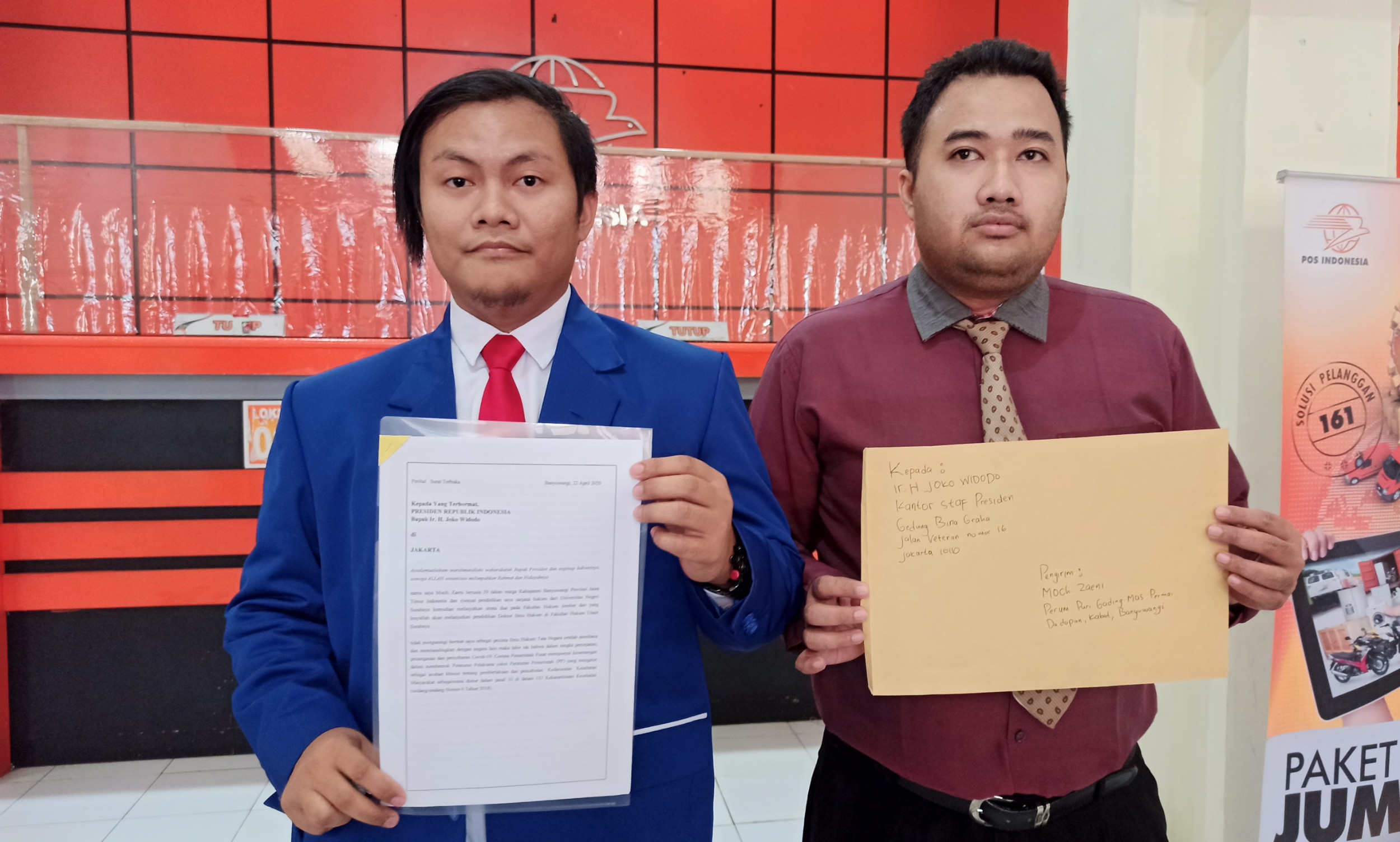 Moch. Zaeni (kiri) menunjukkan surat berisi saran kepada Presiden Joko Widodo (Jokowi) tentang penanganan Covid-19. (Foto: Muh Hujaini/Ngopibareng.id)