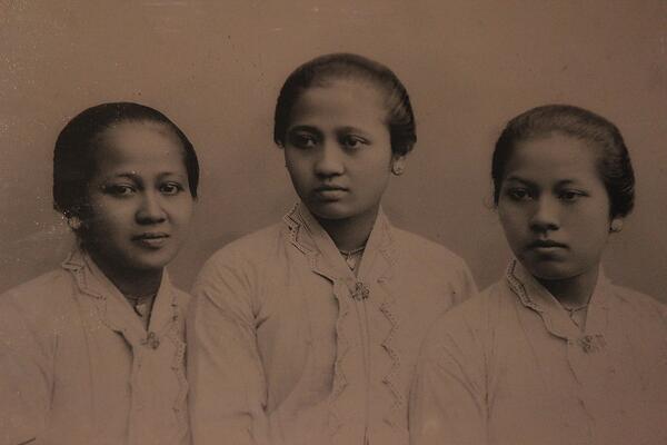 RA Kartini, dan dua adiknya, Kardinah dan Roekmini. (Foto: buku Elisabeth Keesing)