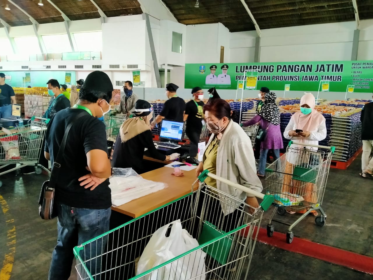 Warga melakukan transaksi dalam program Lumbung Pangan Jatim di Jatim Expo, Surabaya, Selasa 21 April 2020. (Foto: Fariz Yarbo/Ngopibareng.id)