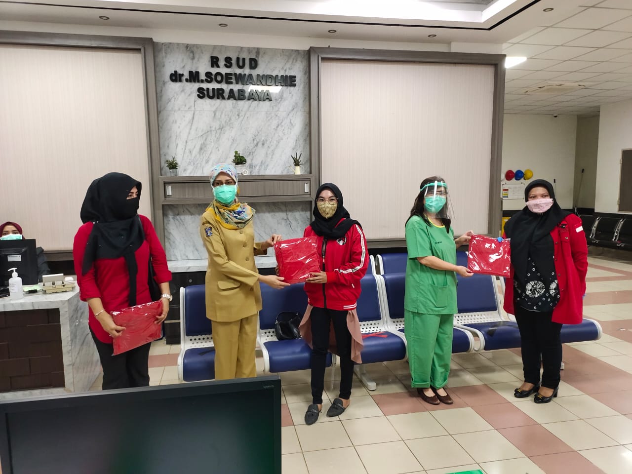 Perwakilan DPC PDIP Surabaya memberikan cindera mata kepada tenaga kesehatan perempuan di RSUD M. Soewandhie Surabaya. (Foto: Istimewa)