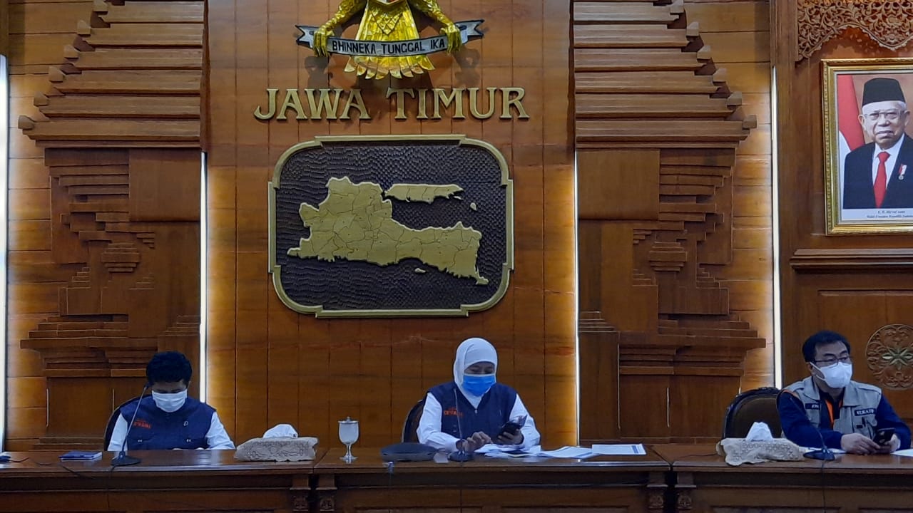 Gubernur Jatim Khofifah Indar Parawansa saat konferensi pers di Gedung Negara Grahadi, Surabaya, Selasa, 21 April 2020 malam. (Foto: Alief Sambogo/Ngopibareng.id)