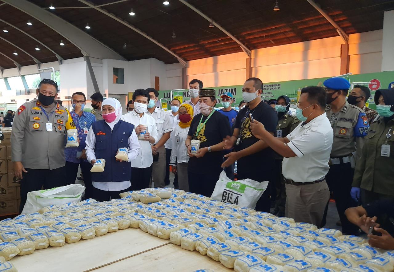 Gubernur Jawa Timur Khofifah Indar Parawansa saat meresmikan Lumbung Pangan Jatim di Jatim Expo Surabaya. (Foto: Alief Sambogo/ngopibareng.id)