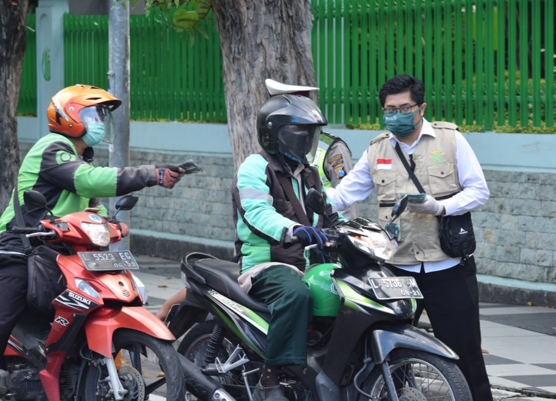 Unusa peduli saat bagikan ke pengendara motor yang lewat di Jalan Darmo Surabaya. (Foto: Istimewa)