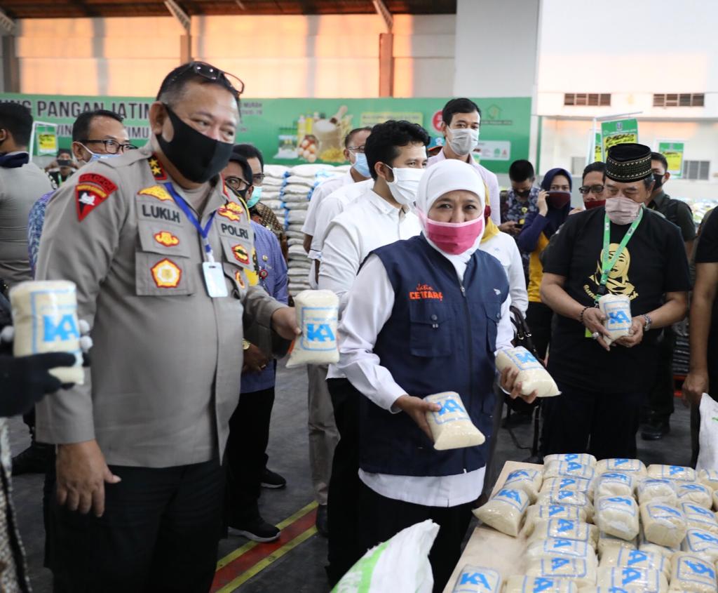 Gubernur Jawa Timur Khofifah Indar Parawansa, saat meresmikan Lumbung Pangan Jatim di Gedung Jatim Expo Surabaya. (Foto: Alief Sambogo/Ngopibareng.id)