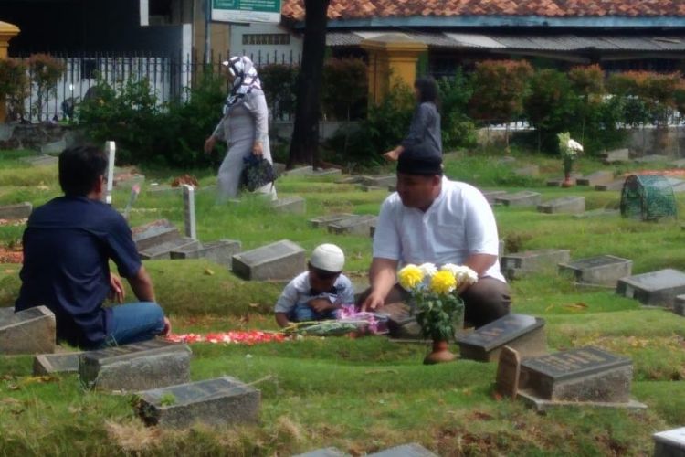 Ziarah kubur menjadi tradisi masyarakat Muslim di Nusantara. (Foto: Istimewa)