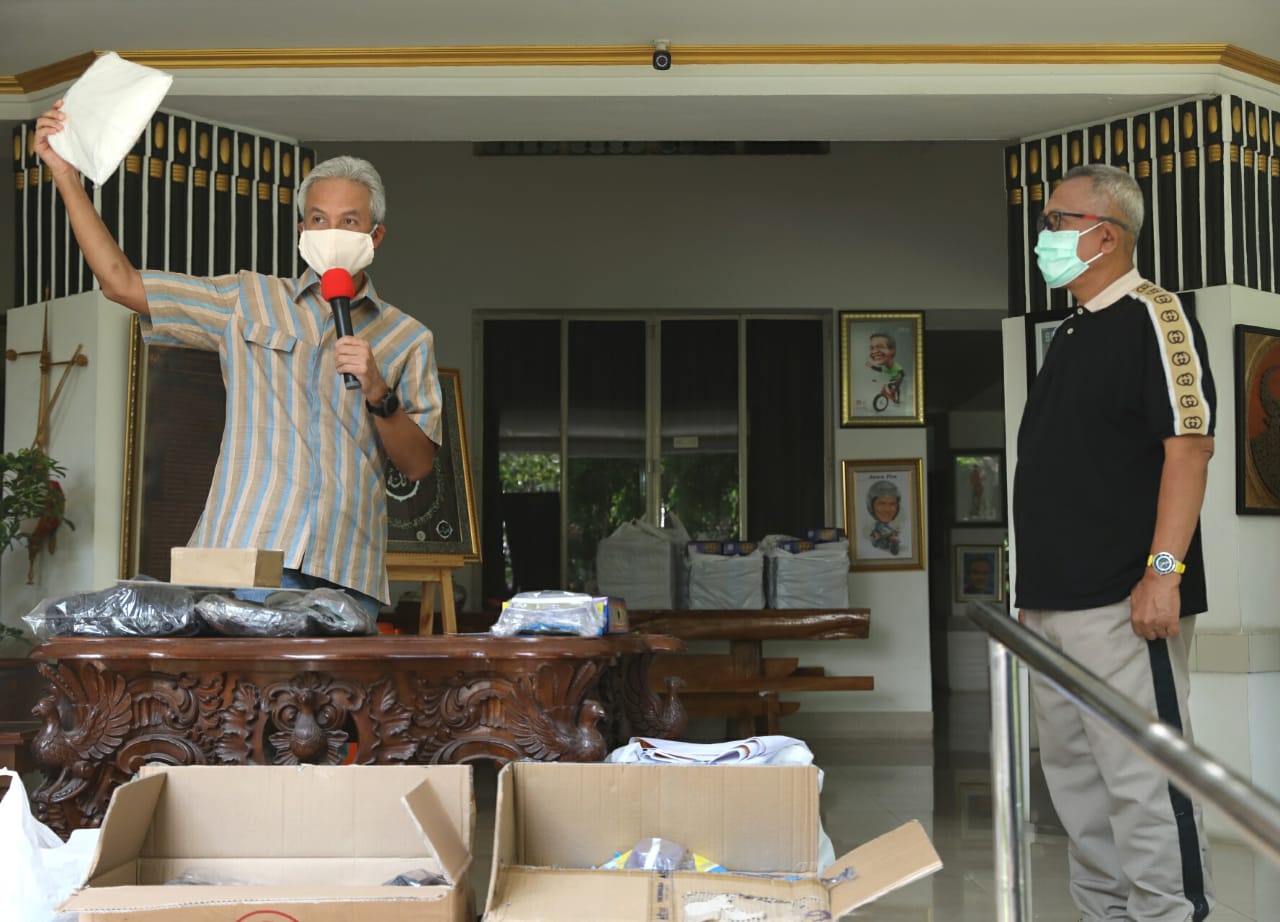 Gubernur Jawa Tengah Ganjar Pranowo saat menerima bantuan dari pengusaha kuliner. (Foto: Ist/Ngopibareng.id)