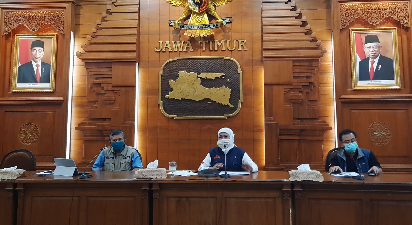 Gubernur Jawa Timur Khofifah Indar Parawansa, saat melakukan konferensi pers di Gedung Negara Grahadi. (Foto: Alief Sambogo/ngopibareng.id)