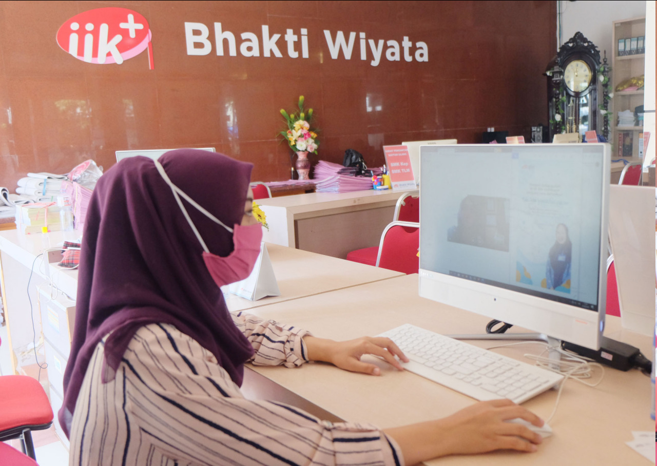 Sistem pendaftaran online dilakukan IIK Bhakti Wiyata Kediri, Jawa Timur. (Foto: Alief Sambogo/Ngopibareng.id)