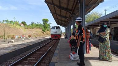 Kereta Api dari dan menuju Jakarta dan Bandung berhenti beroperasi mulai Selasa, 24 April 2020. (Foto:Ngopibareng.id)