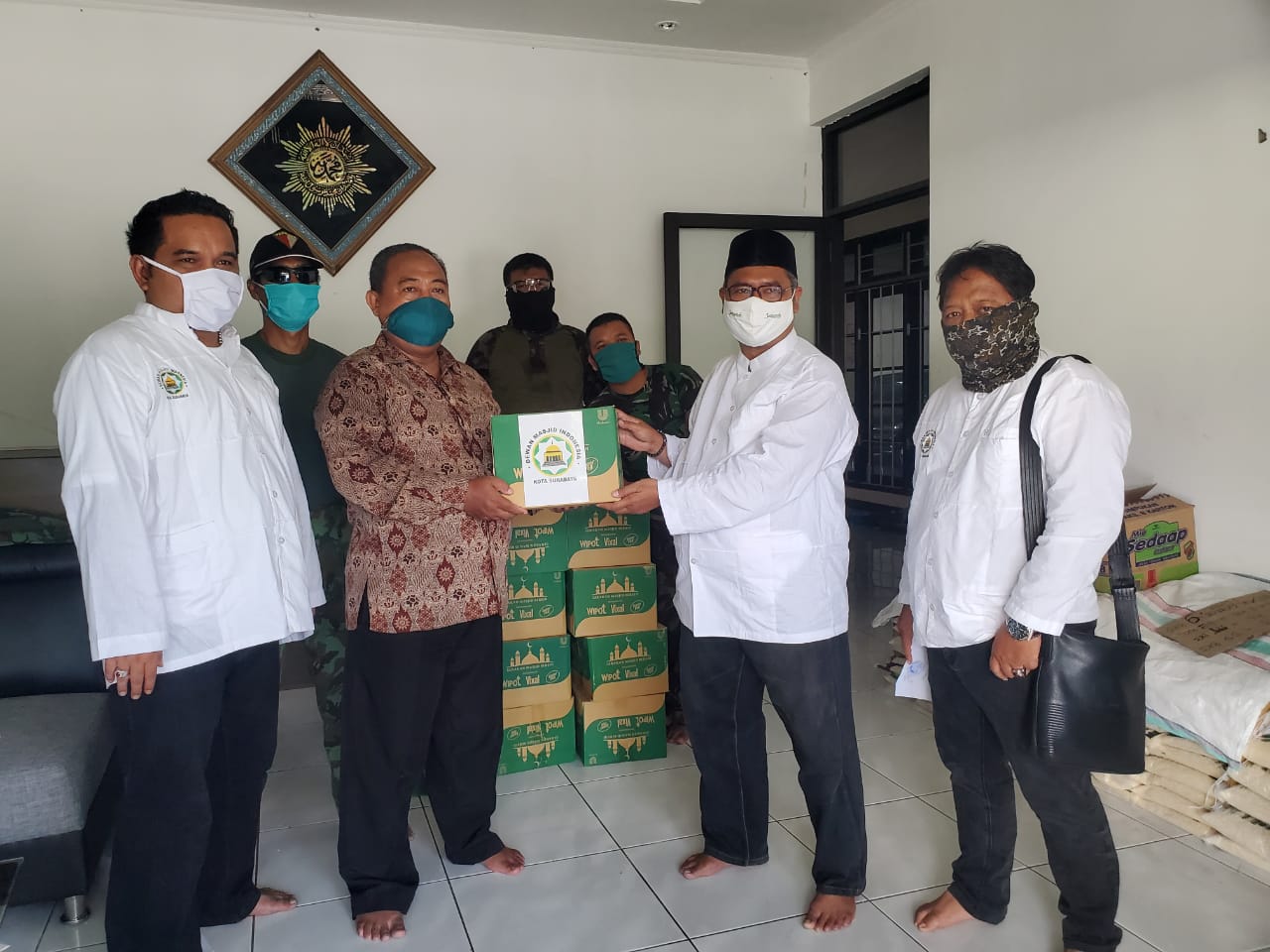 DMI Kota Surabaya serahkan 20 dos paket disinfektan ke PD Muhammadiyah Surabaya. (Foto DMI/ngopibareng.id)