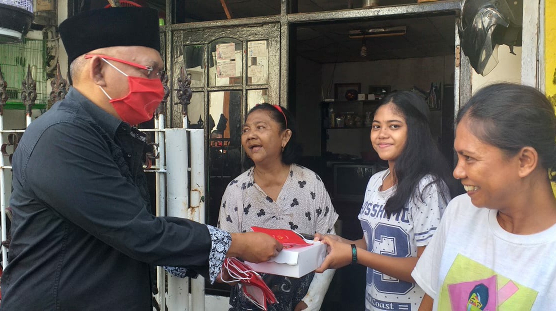 Tri Didik Adiono anggota Komisi A DPRD Surabaya saat membagikan nasi kepada Warga (Ni'am Kurniawan/Ngopibareng.id)