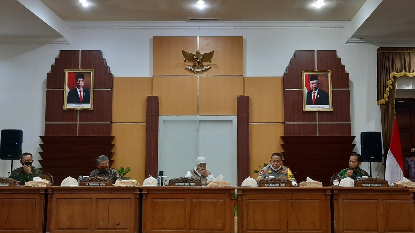 Gubernur Jawa Timur Khofifah Indar Parawansa saat menyampaikan Pergub dan KepGub PSBB. (Foto: Alief Sambogo/Ngopibareng.id)