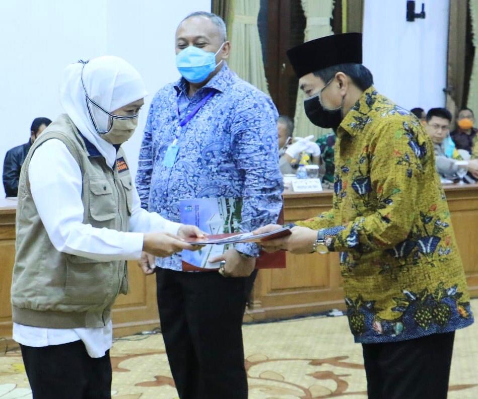 Plt Bupati Sidoarjo, Nur Ahmad Syaifuddin saat menerima salinan Pergub dari Gubernur Jatim, Khofifah Indar Parawansa di Gedung Negara Grahadi, Surabaya, Kamis 23 April 2020 malam. (Foto: istimewa)