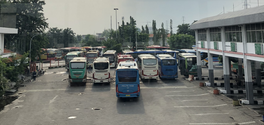 Nampak beberapa bus yang terparkir di Terminal Purabaya (Andik Dwi/Ngopibareng.id)