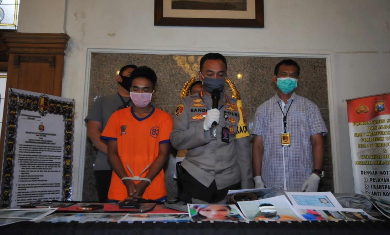 Kapolrestabes Surabaya, Kombes Pol. Sandi Nugroho bersama dengan pelaku pembunuhan (Andik Dwi/Ngopibareng.id)