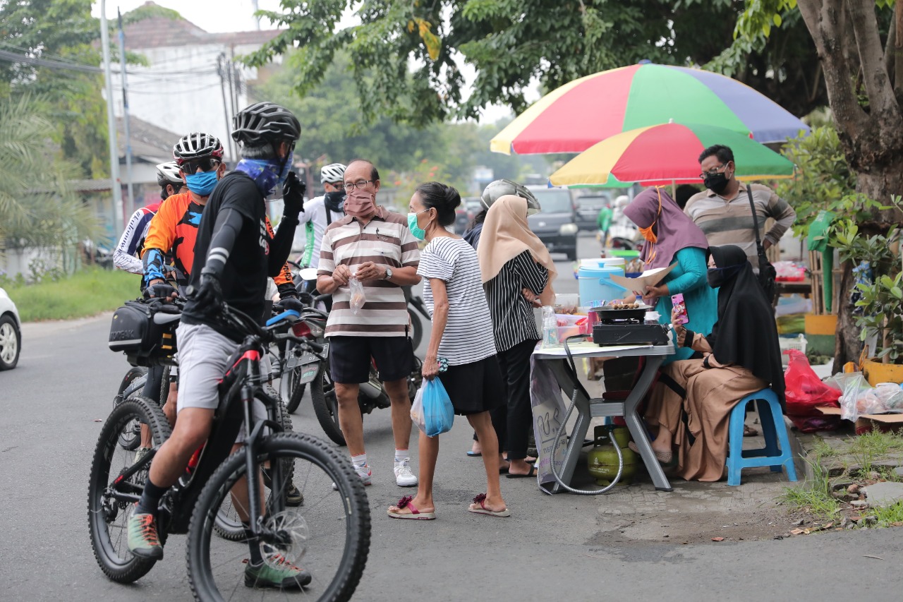 Gubernur Jawa Tengah Ganjar Pranowo saat menyusuri kawasan Semarang dengan bersepeda. (Foto: Dok/Ngopibareng.id)