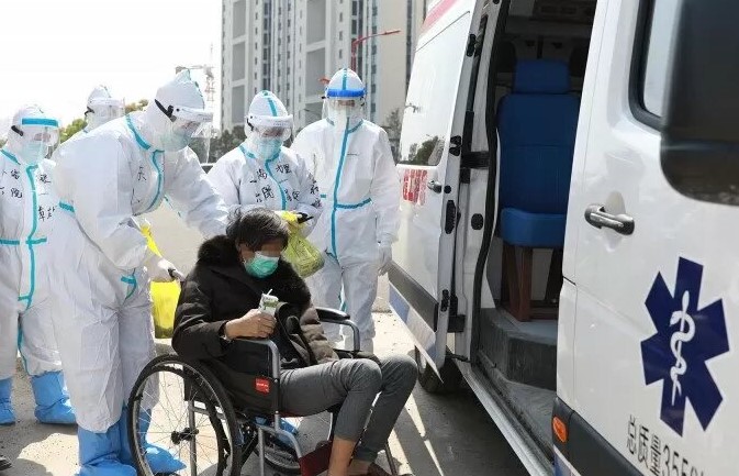 Seorang pasien COVID-19 diizinkan pulang dari Rumah Sakit Leishenshan (Gunung Dewa Petir) di Wuhan. (Foto: Ant)