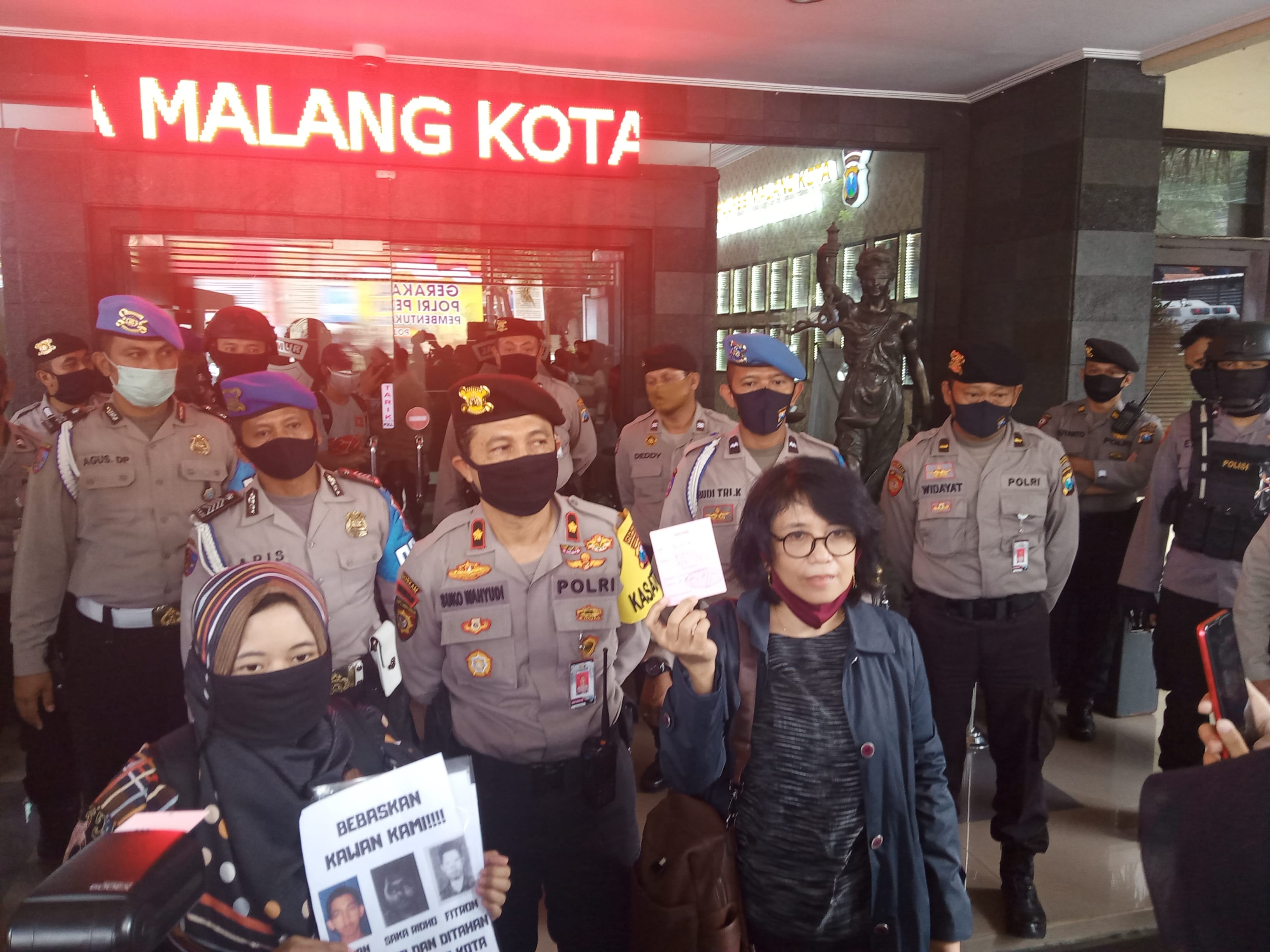 Istri aktivis pembela HAM, Suciwati Munir usai menyerahkan surat terbuka ke Mapolresta Malang Kota (Foto: Lalu Theo/Ngopibareng.id)